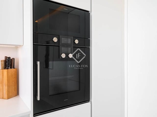 Apartamento de 2 habitaciones en Estepona en venta con piscina garaje - 948.000 € (Ref: 9142187)