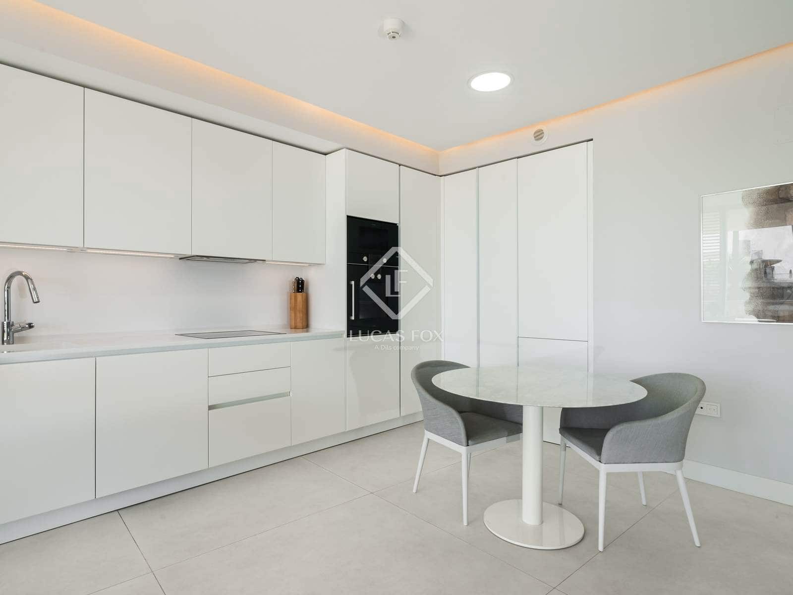 Apartamento de 2 habitaciones en Estepona en venta con piscina garaje - 948.000 € (Ref: 9142187)