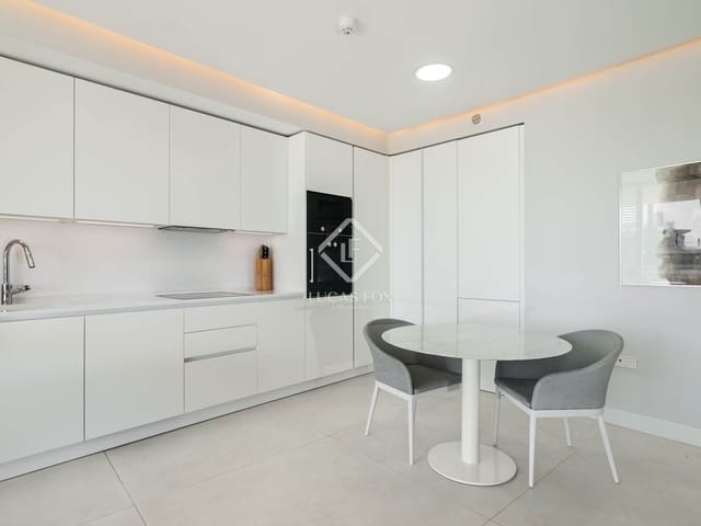 Apartamento de 2 habitaciones en Estepona en venta con piscina garaje - 948.000 € (Ref: 9142187)