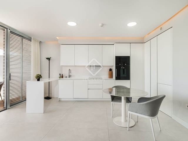 Apartamento de 2 habitaciones en Estepona en venta con piscina garaje - 948.000 € (Ref: 9142187)