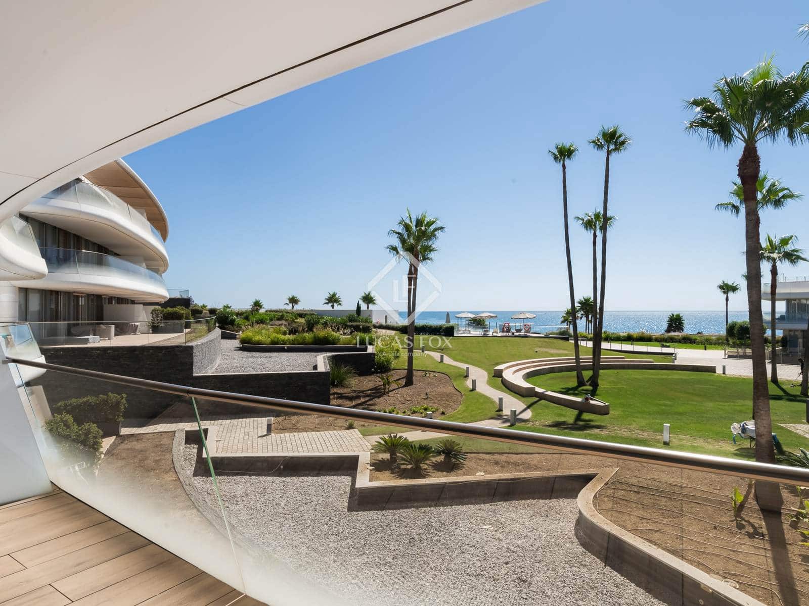 Apartamento de 2 habitaciones en Estepona en venta con piscina garaje - 948.000 € (Ref: 9142187)