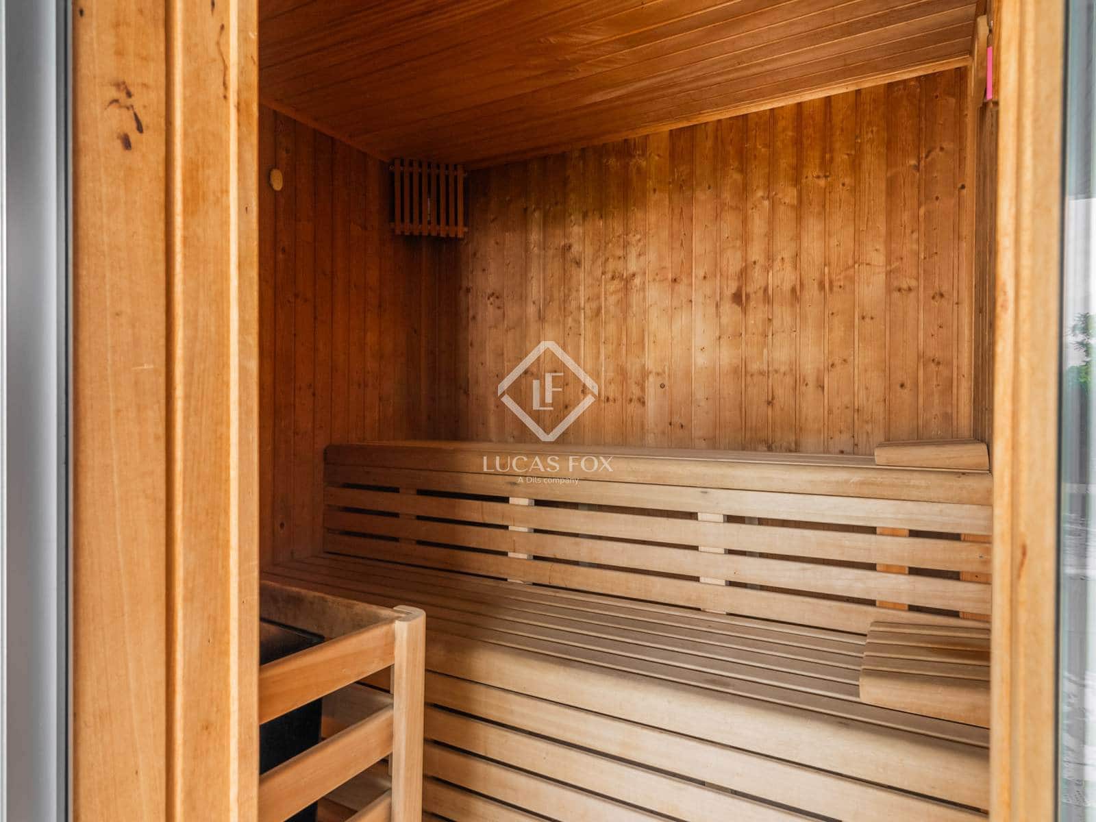 Apartamento de 2 habitaciones en Estepona en venta con piscina garaje - 948.000 € (Ref: 9142187)