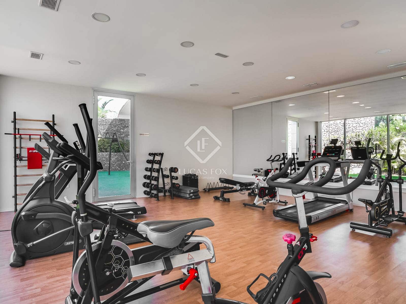 Apartamento de 2 habitaciones en Estepona en venta con piscina garaje - 948.000 € (Ref: 9142187)