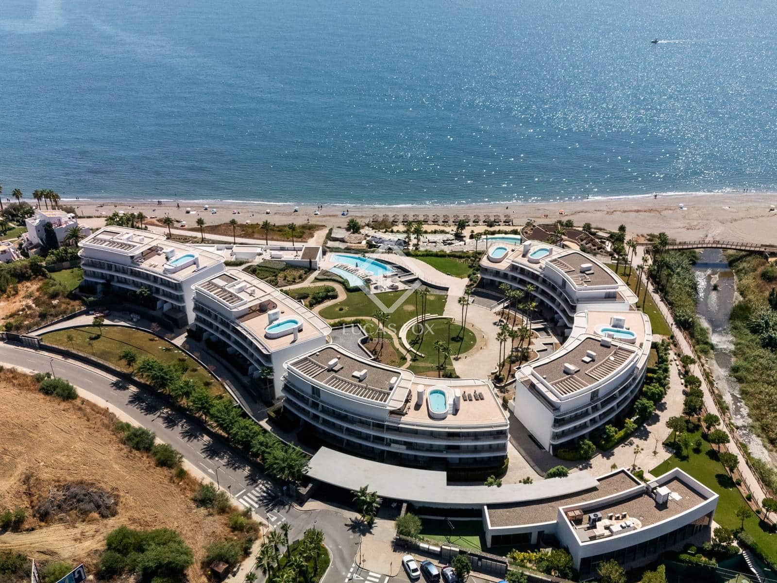 Apartamento de 2 habitaciones en Estepona en venta con piscina garaje - 948.000 € (Ref: 9142187)