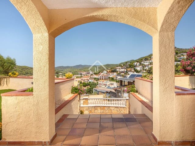 5 bedroom Villa for sale in Tossa de Mar with pool garage - € 735,000 (Ref: 9146502)