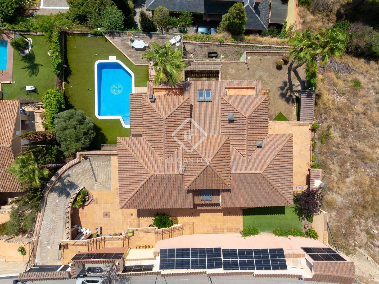 9 soverom Villa til salgs i Badalona med svømmebasseng garasje - € 1 850 000 (Ref: 9158268)