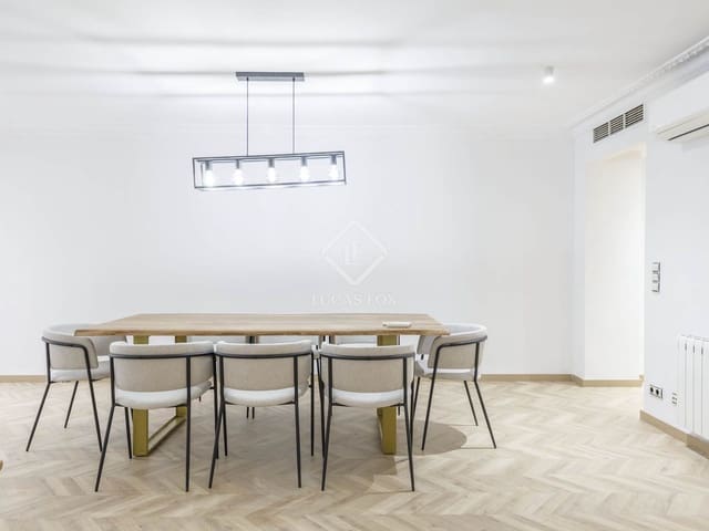 4 bedroom Apartment for rent in Valencia city with garage - € 3,500 (Ref: 9158712)