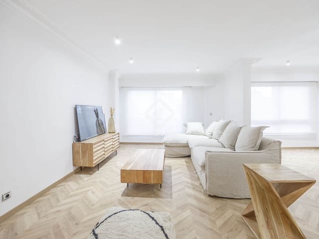 4 bedroom Apartment for rent in Valencia city with garage - € 3,500 (Ref: 9158712)