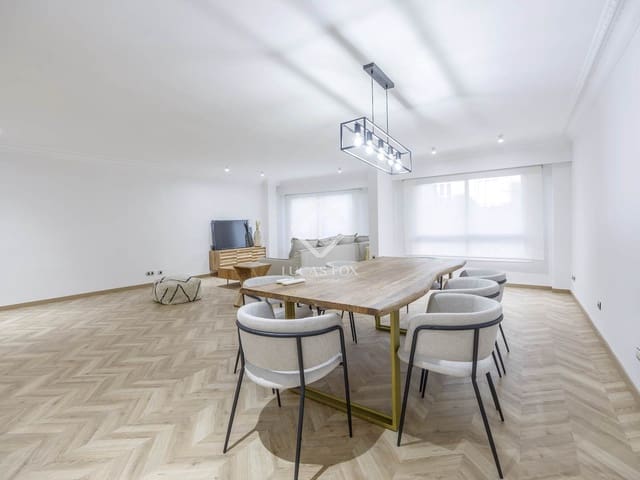 4 bedroom Apartment for rent in Valencia city with garage - € 3,500 (Ref: 9158712)