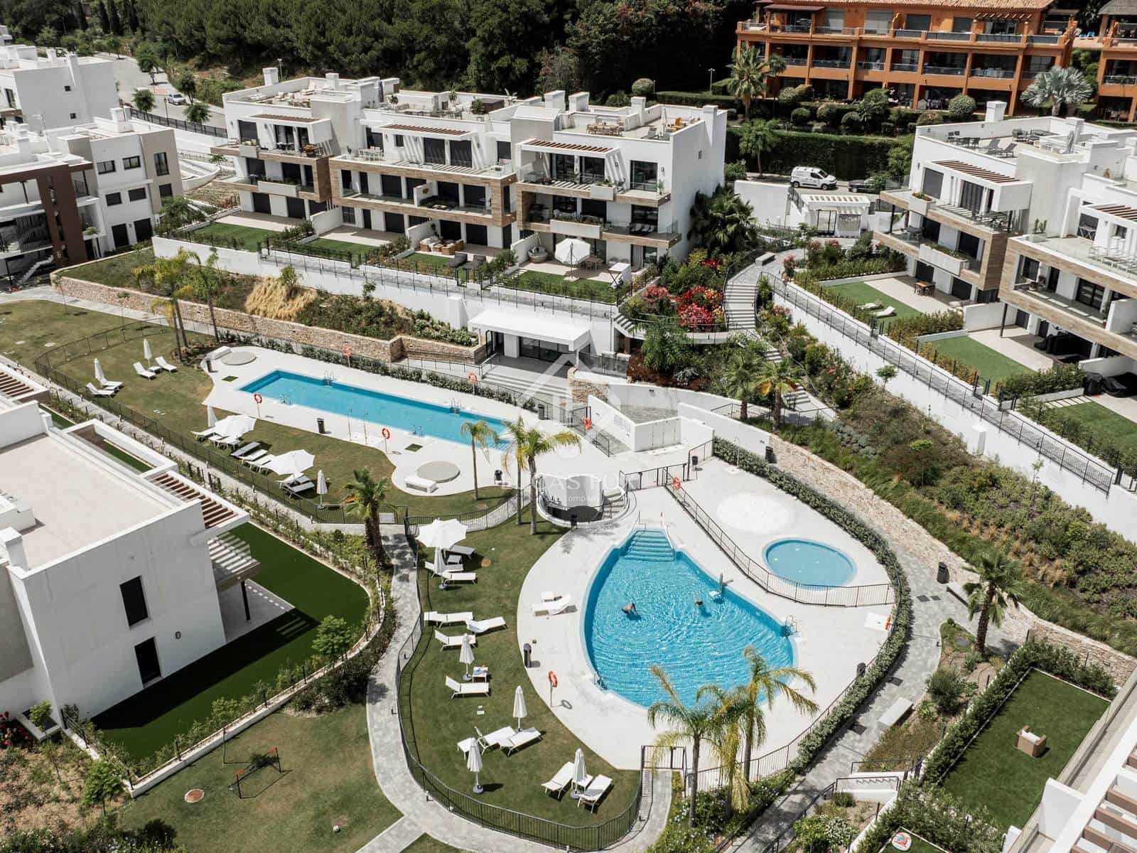 2 chambre Penthouse à vendre à Estepona avec piscine garage - 960 000 € (Ref: 9159071)