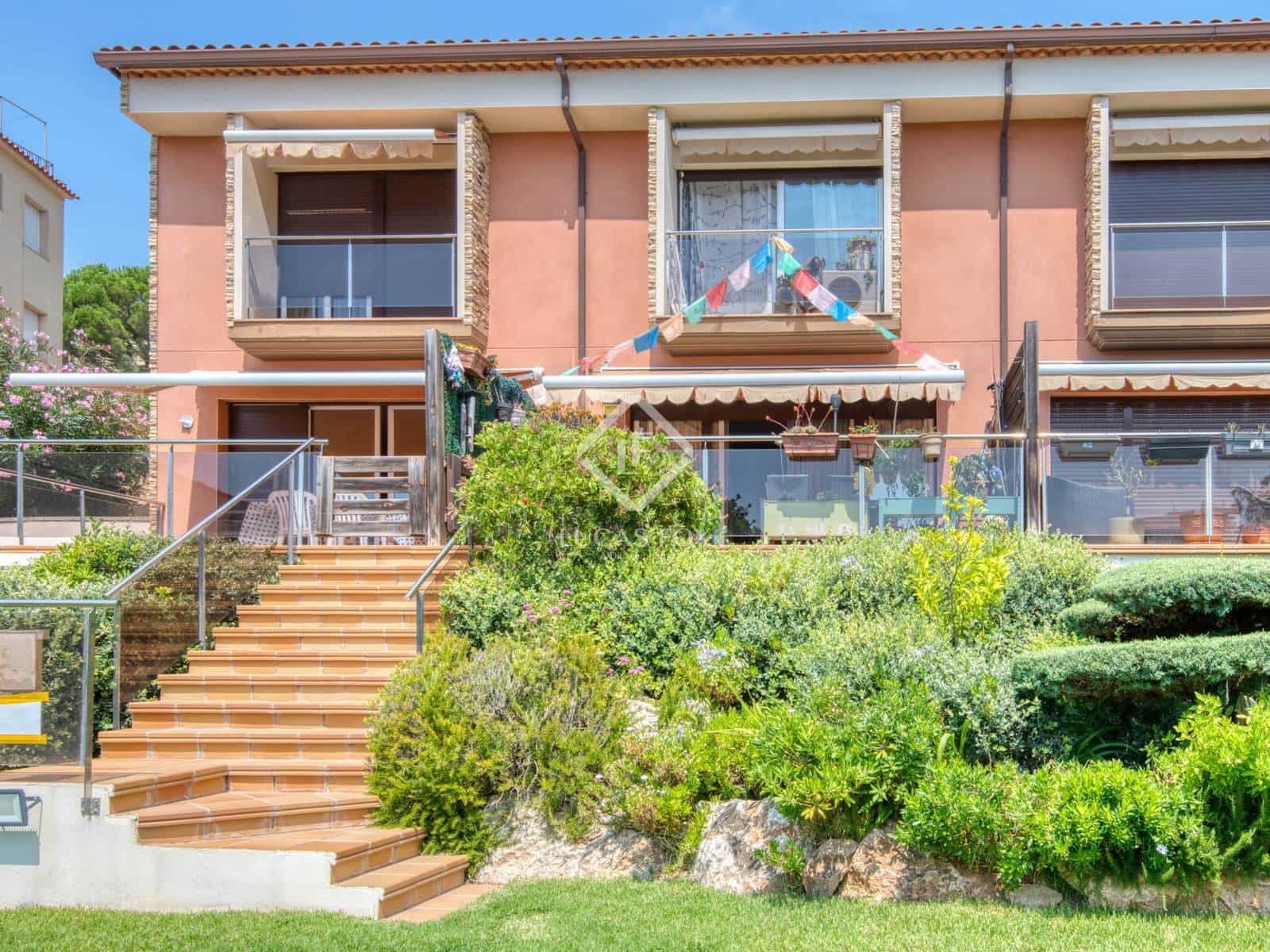 4 bedroom Villa for sale in Sant Feliu de Guixols with garage - € 674,000 (Ref: 9162945)