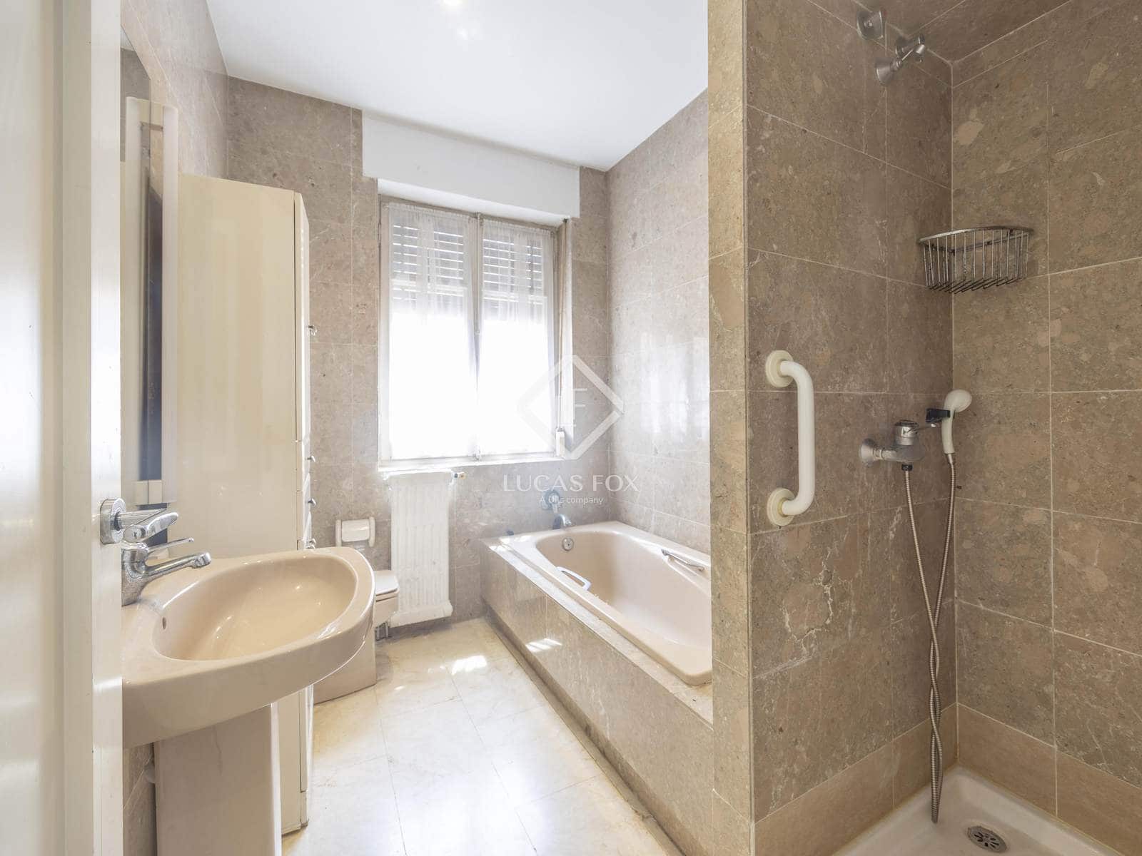 5 bedroom Villa for sale in Valencia city with garage - € 2,200,000 (Ref: 9164465)