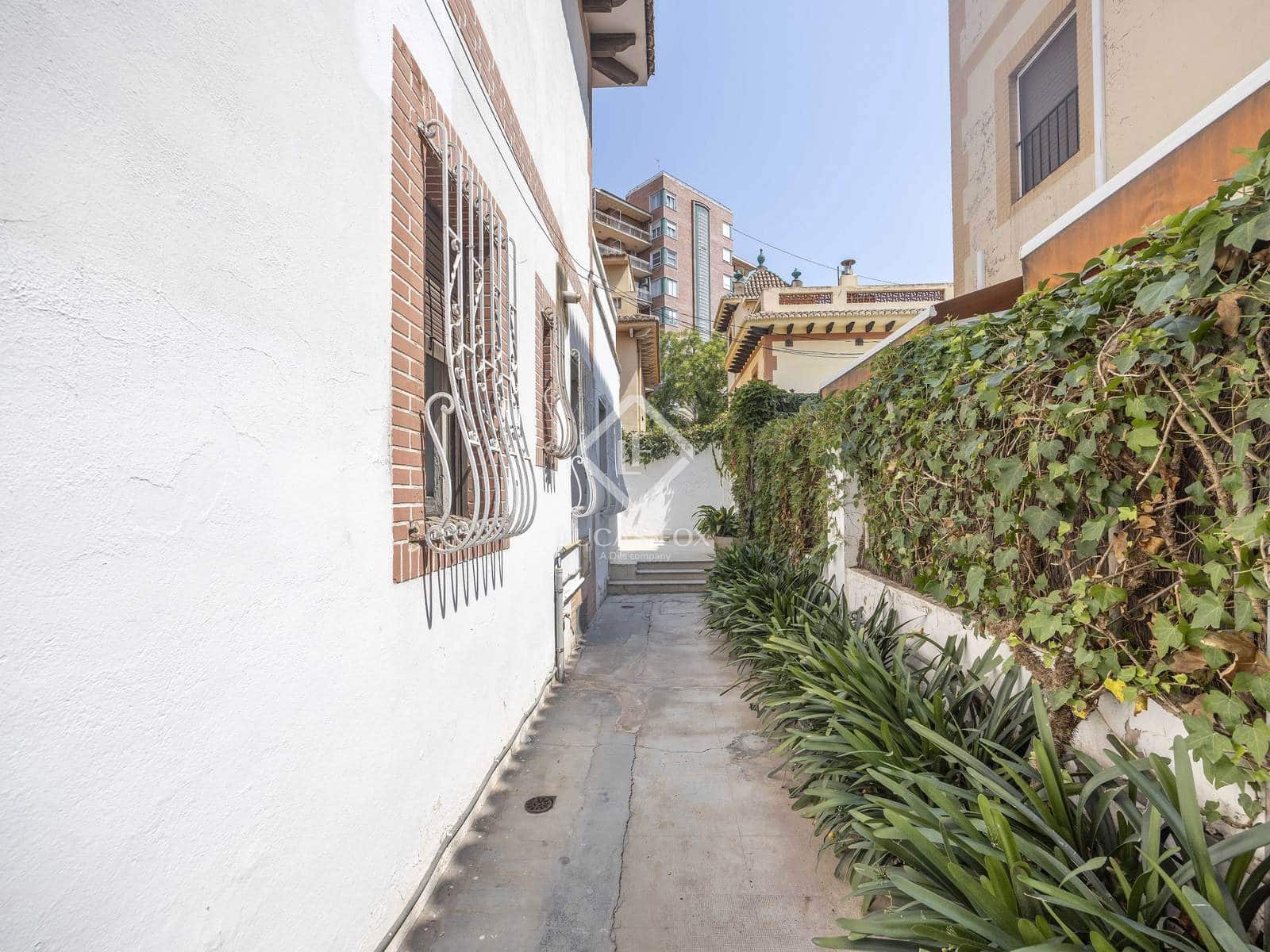 5 bedroom Villa for sale in Valencia city with garage - € 2,200,000 (Ref: 9164465)