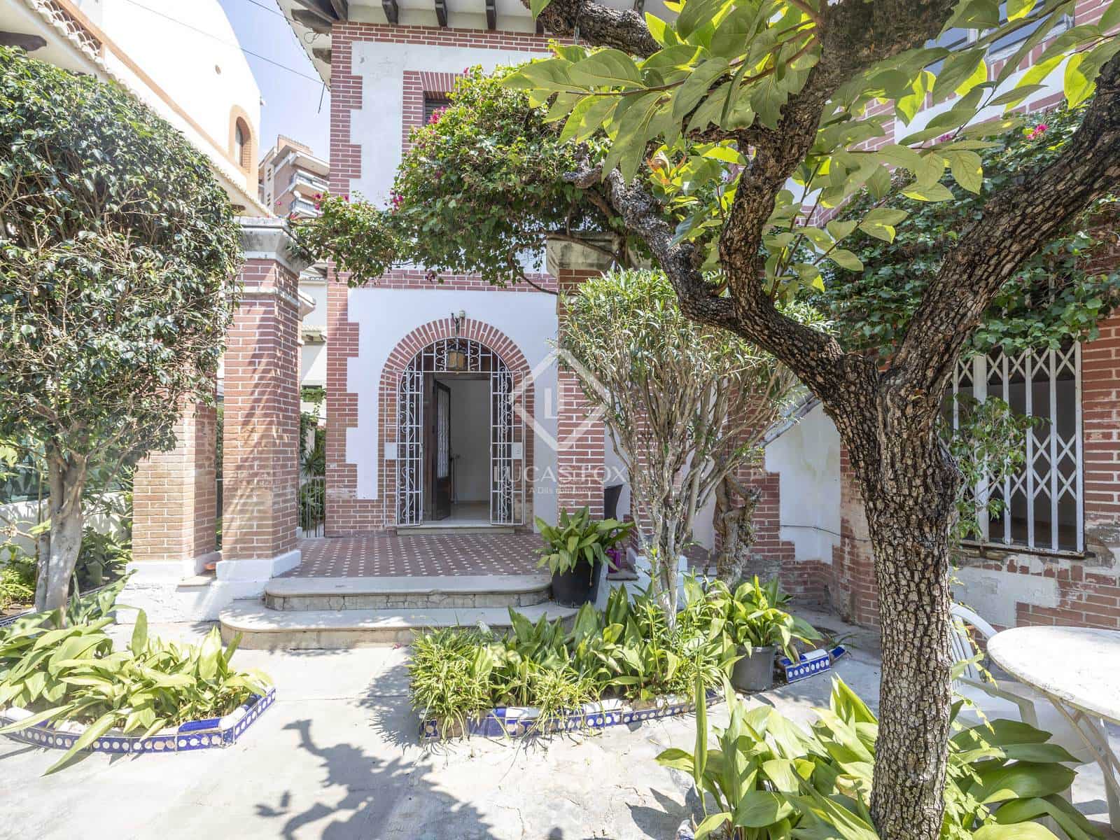 5 bedroom Villa for sale in Valencia city with garage - € 2,200,000 (Ref: 9164465)