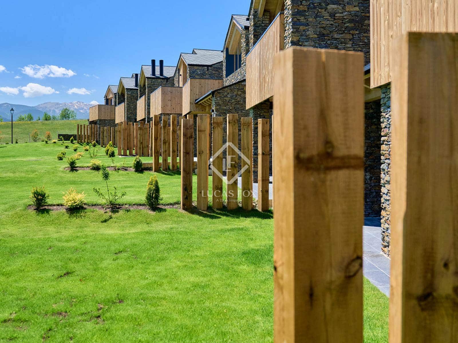 4 soveværelse Villa til salg i Isovol med swimmingpool garage - € 815.000 (Ref: 9166623)