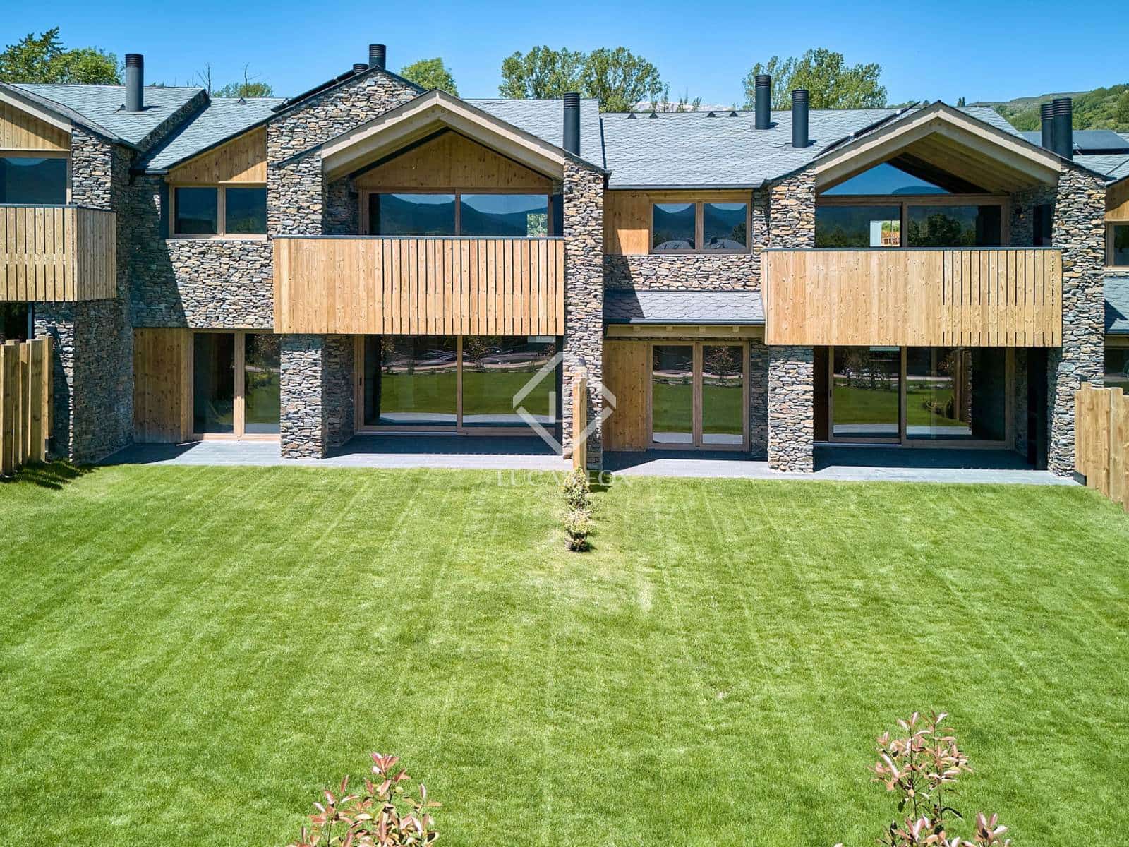 4 soveværelse Villa til salg i Isovol med swimmingpool garage - € 815.000 (Ref: 9166623)