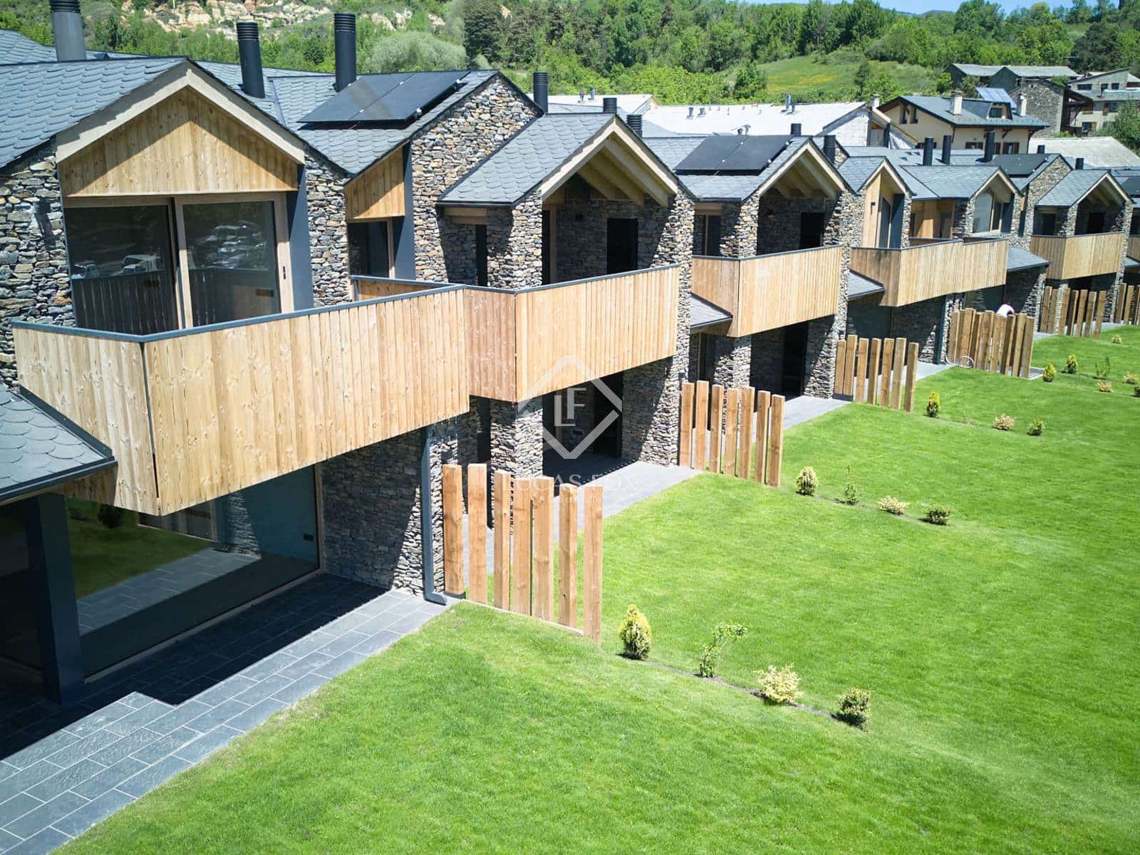 4 soveværelse Villa til salg i Isovol med swimmingpool garage - € 815.000 (Ref: 9166623)