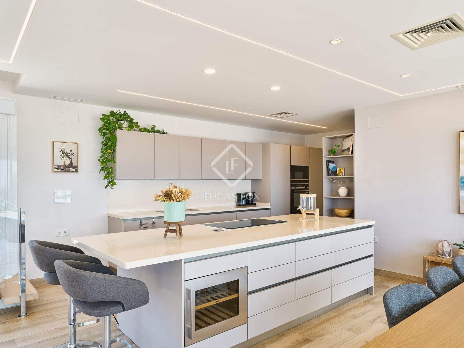 4 bedroom Villa for sale in La Herradura with garage - € 1,895,000 (Ref: 9170710)