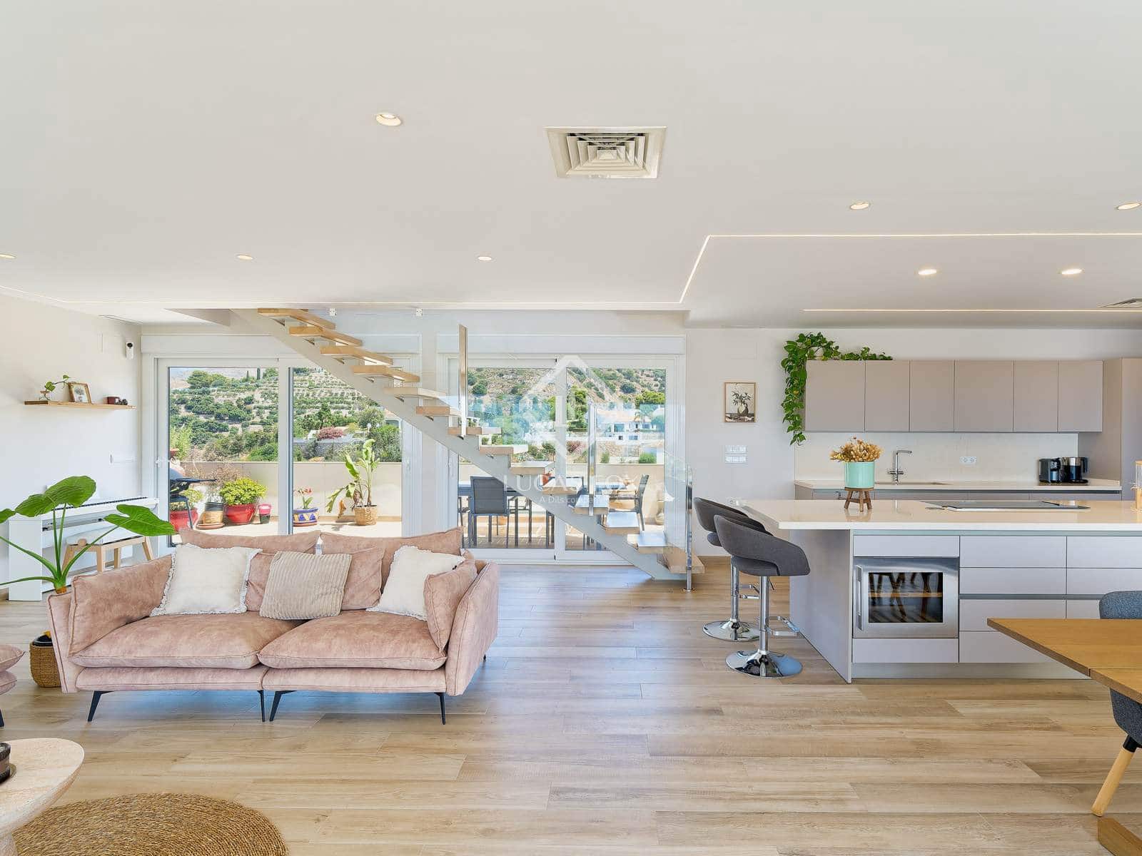 4 bedroom Villa for sale in La Herradura with garage - € 1,895,000 (Ref: 9170710)