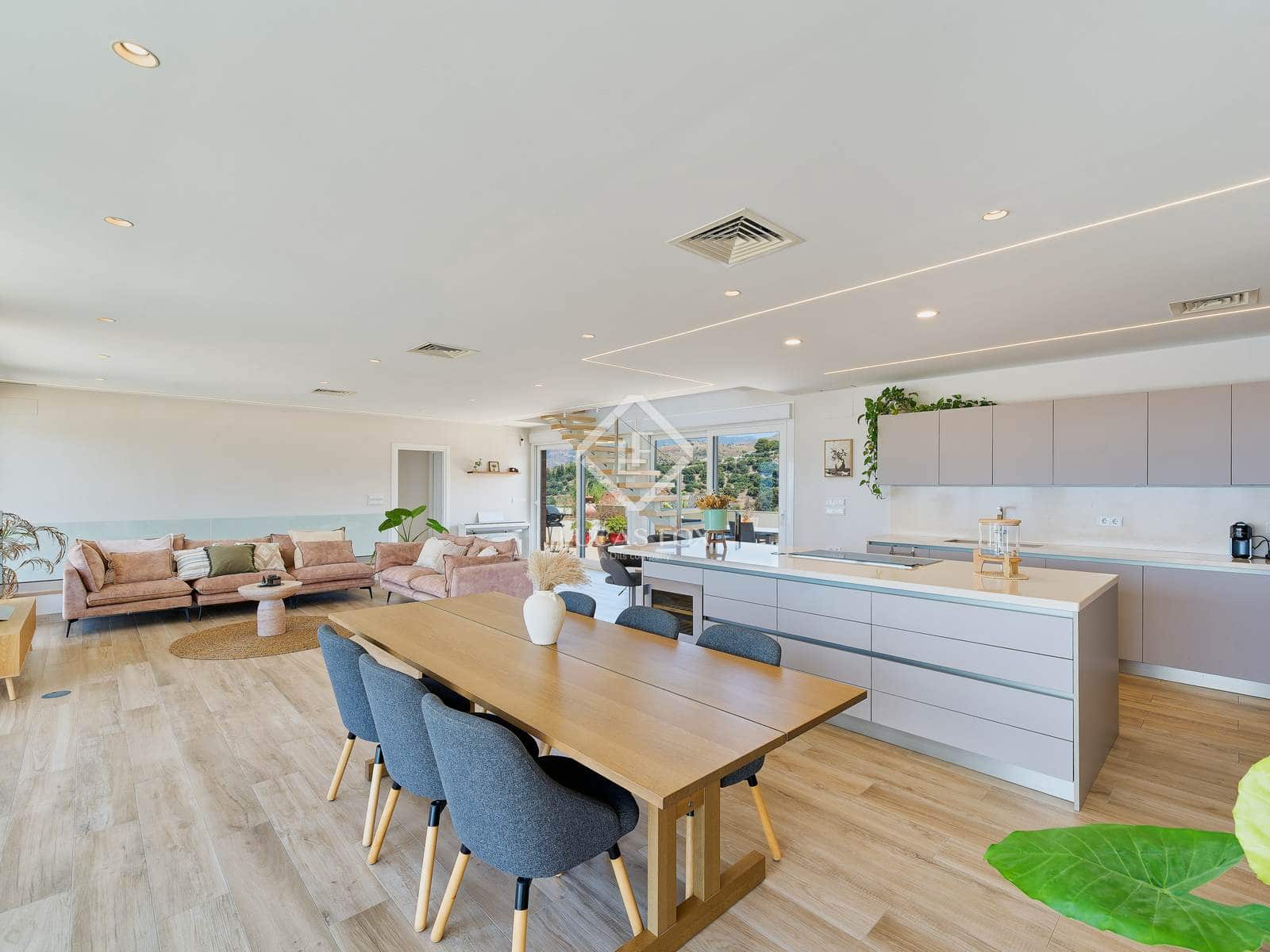 4 bedroom Villa for sale in La Herradura with garage - € 1,895,000 (Ref: 9170710)