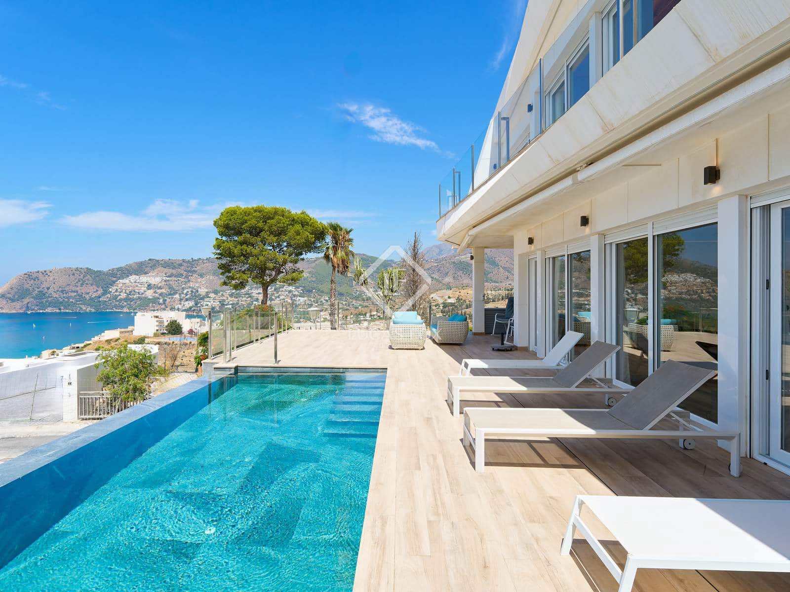 4 bedroom Villa for sale in La Herradura with garage - € 1,895,000 (Ref: 9170710)