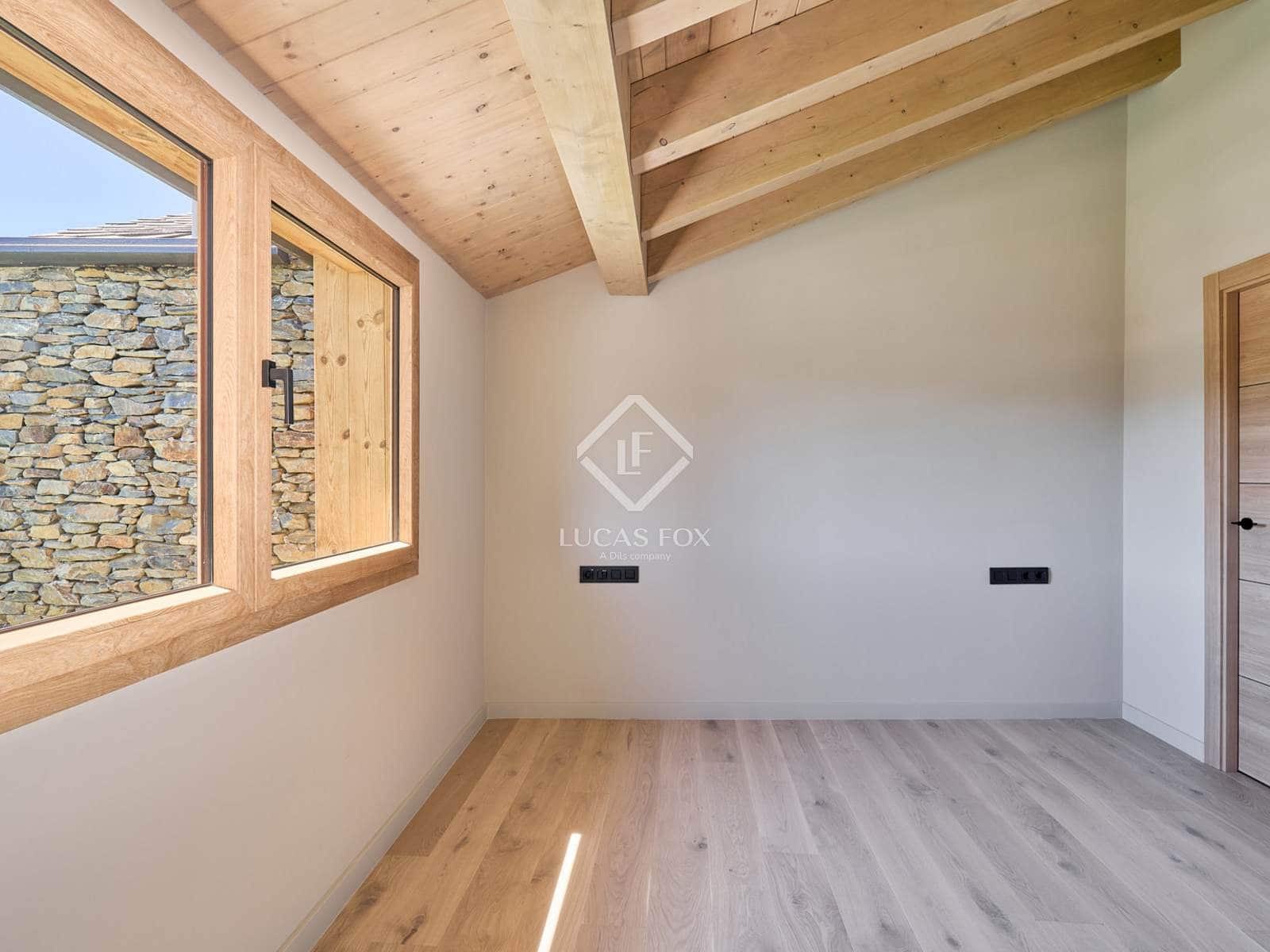 4 soveværelse Villa til salg i Isovol med garage - € 815.000 (Ref: 9172461)