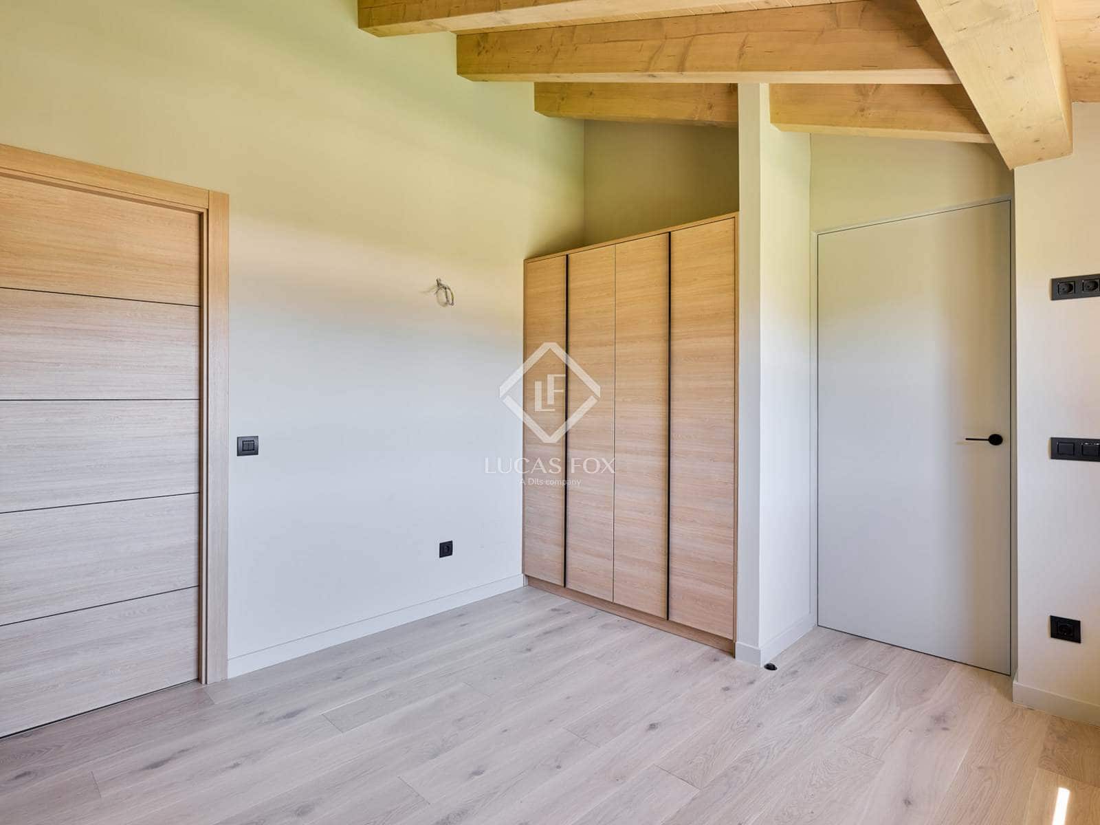 4 soveværelse Villa til salg i Isovol med garage - € 815.000 (Ref: 9172461)