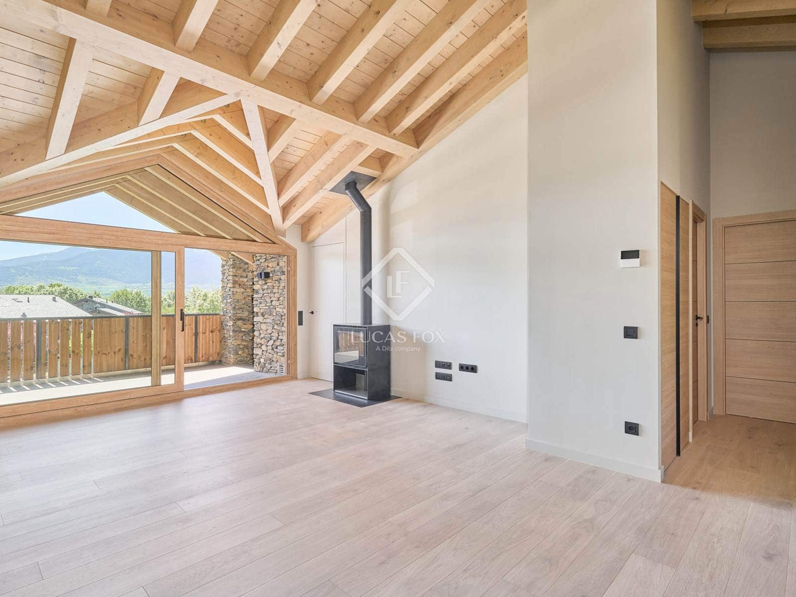 4 soveværelse Villa til salg i Isovol med garage - € 815.000 (Ref: 9172461)