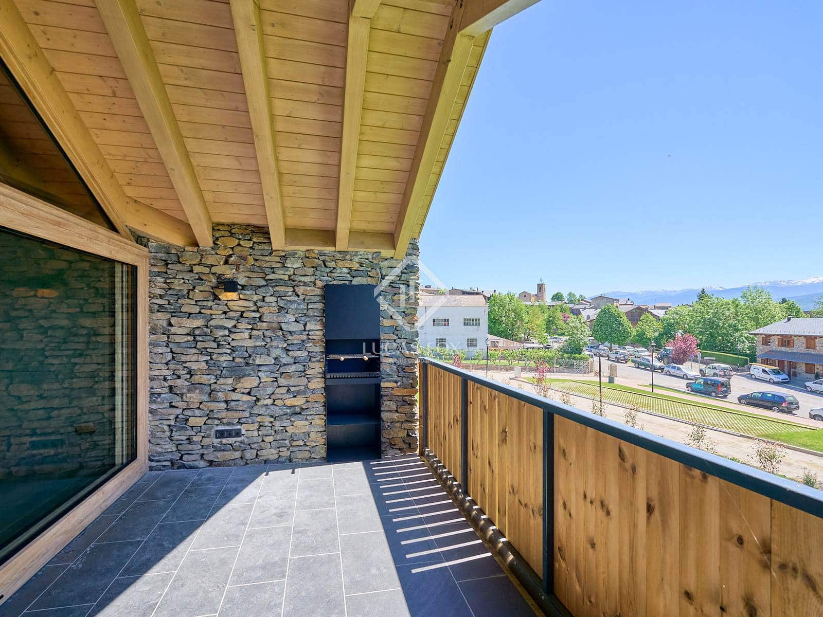 4 soveværelse Villa til salg i Isovol med garage - € 815.000 (Ref: 9172461)