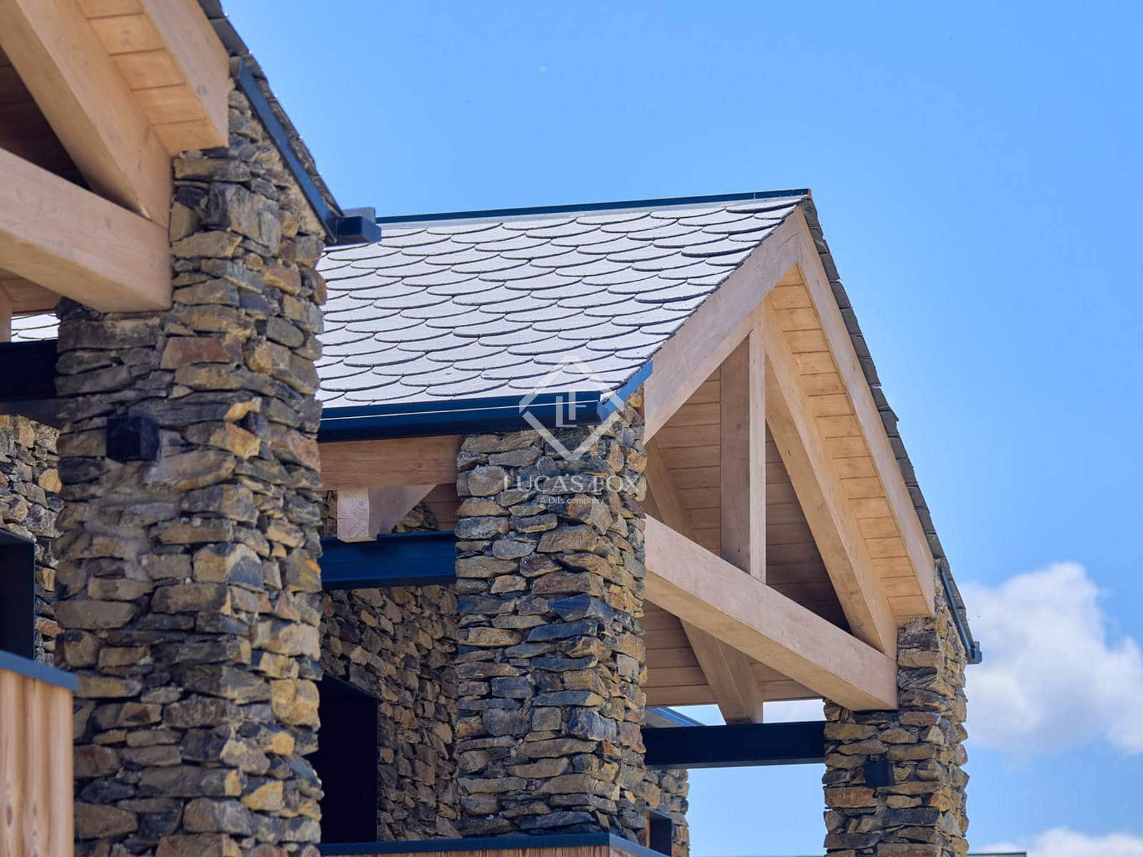 4 soveværelse Villa til salg i Isovol med garage - € 815.000 (Ref: 9172461)