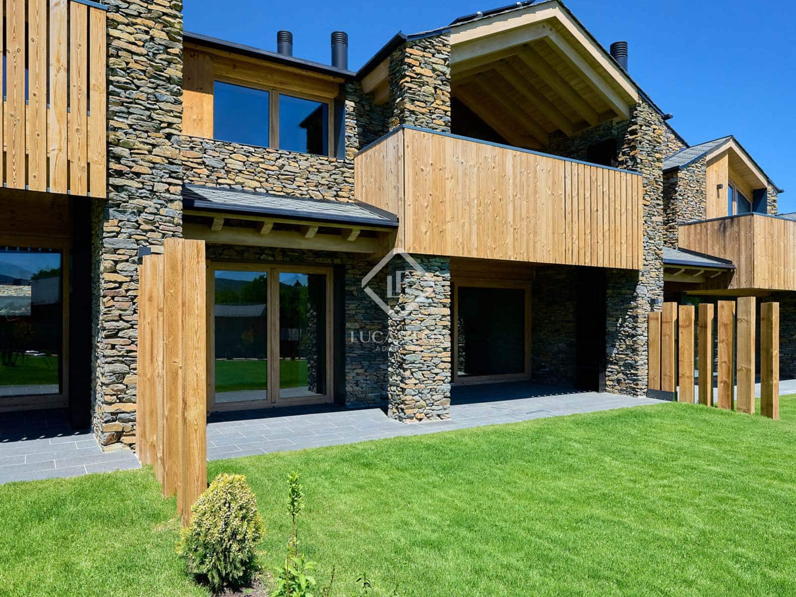 4 soveværelse Villa til salg i Isovol med garage - € 815.000 (Ref: 9172461)