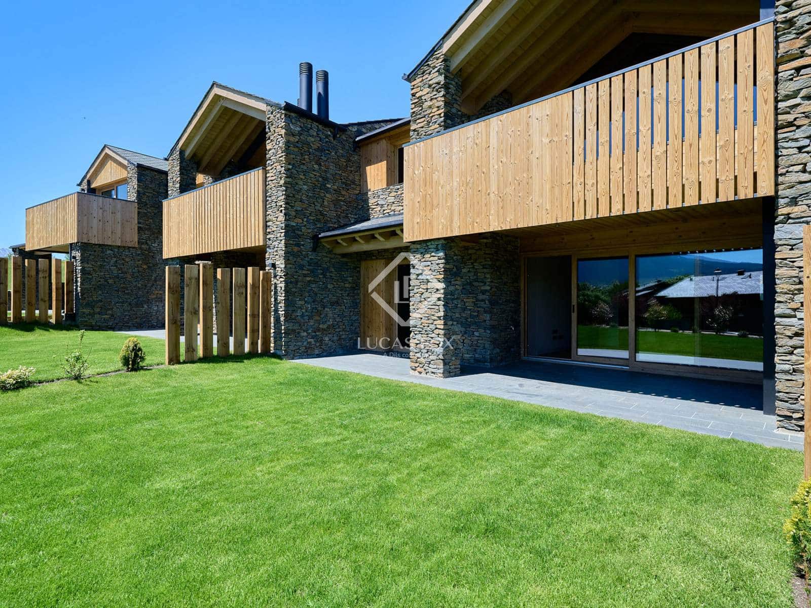 4 soveværelse Villa til salg i Isovol med garage - € 815.000 (Ref: 9172461)