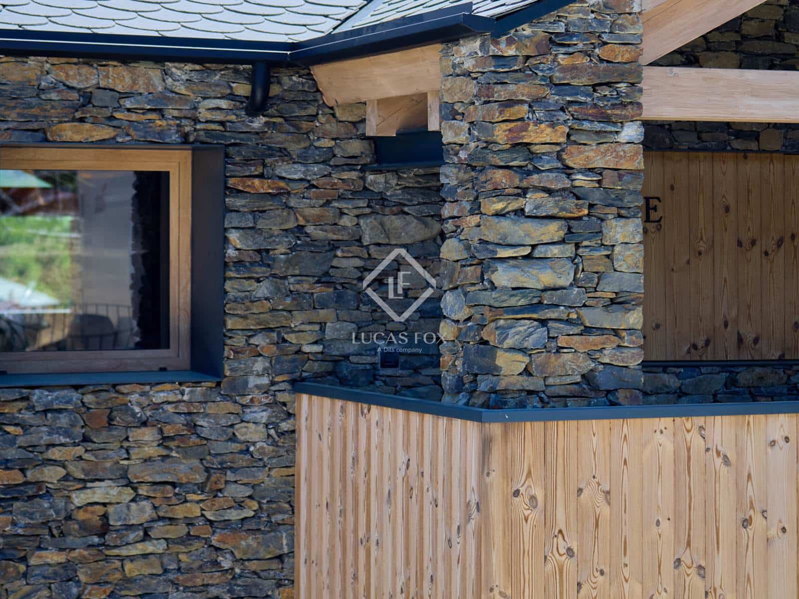 4 soveværelse Villa til salg i Isovol med garage - € 815.000 (Ref: 9172461)