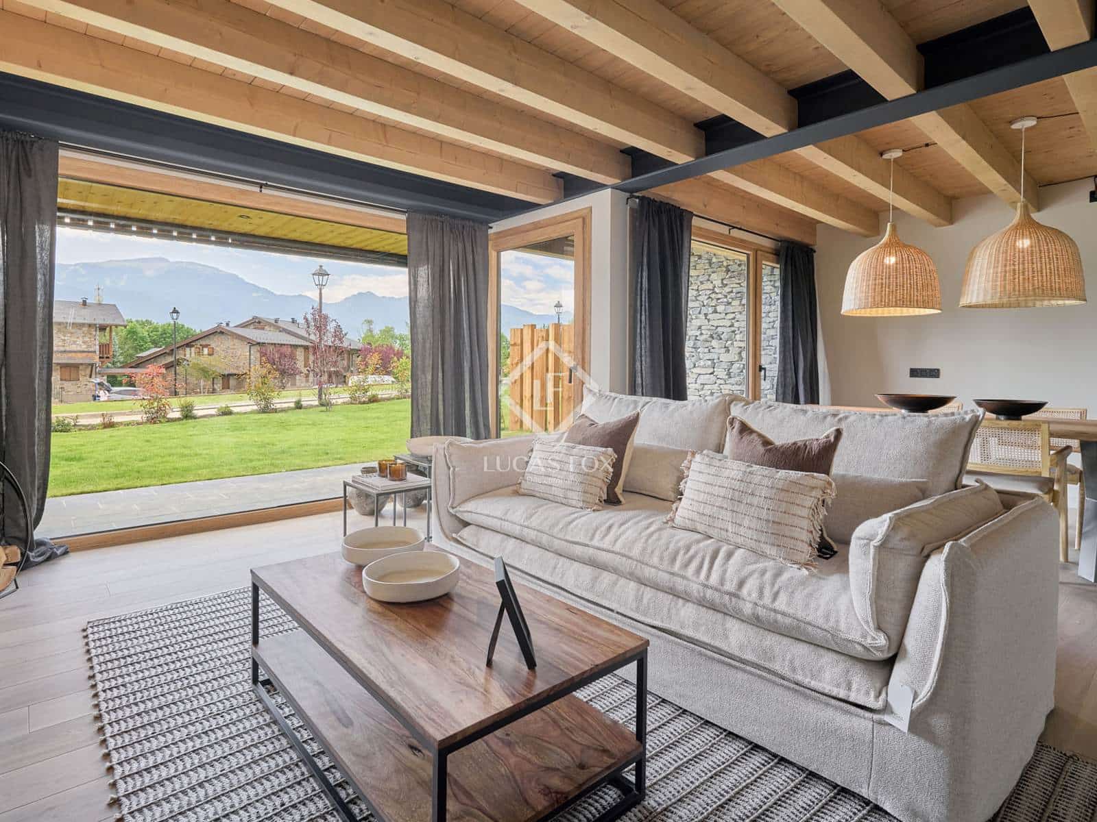 4 soveværelse Villa til salg i Isovol med garage - € 815.000 (Ref: 9172461)