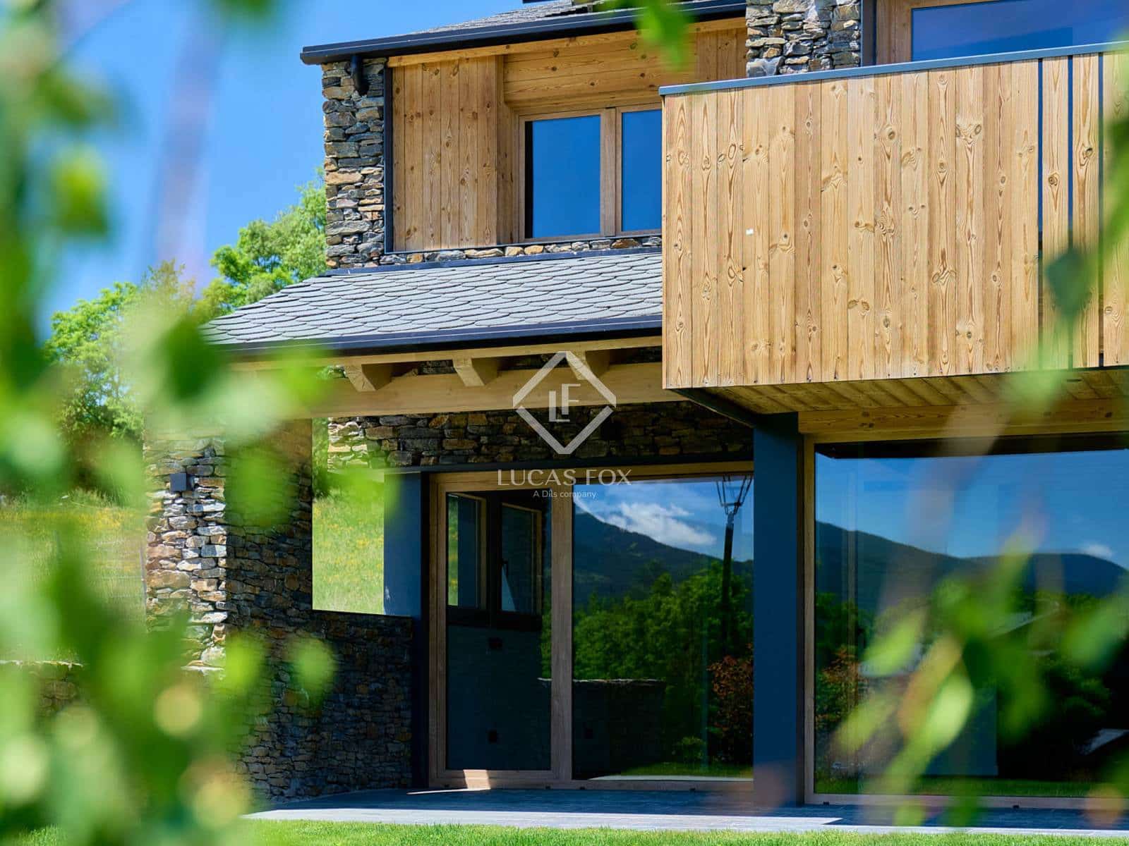 4 soveværelse Villa til salg i Isovol med garage - € 815.000 (Ref: 9172461)