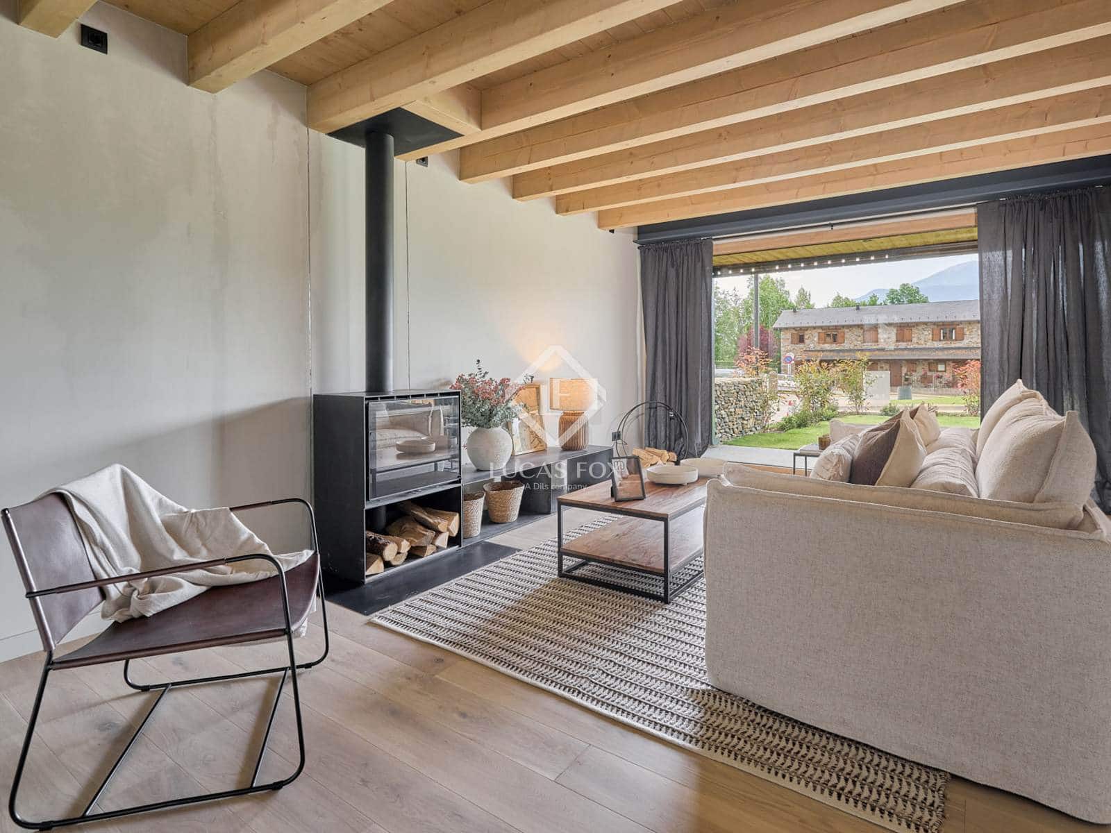 4 soveværelse Villa til salg i Isovol med garage - € 815.000 (Ref: 9172461)