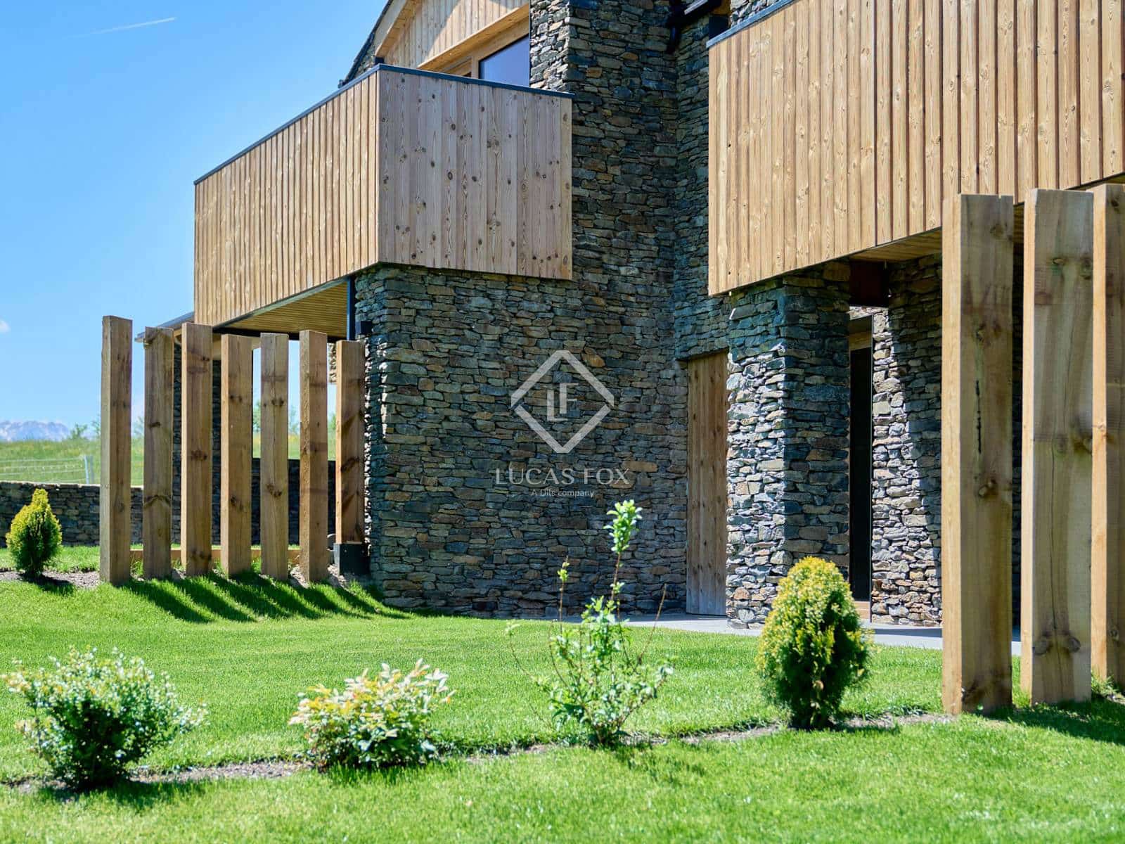 4 soveværelse Villa til salg i Isovol med garage - € 815.000 (Ref: 9172461)