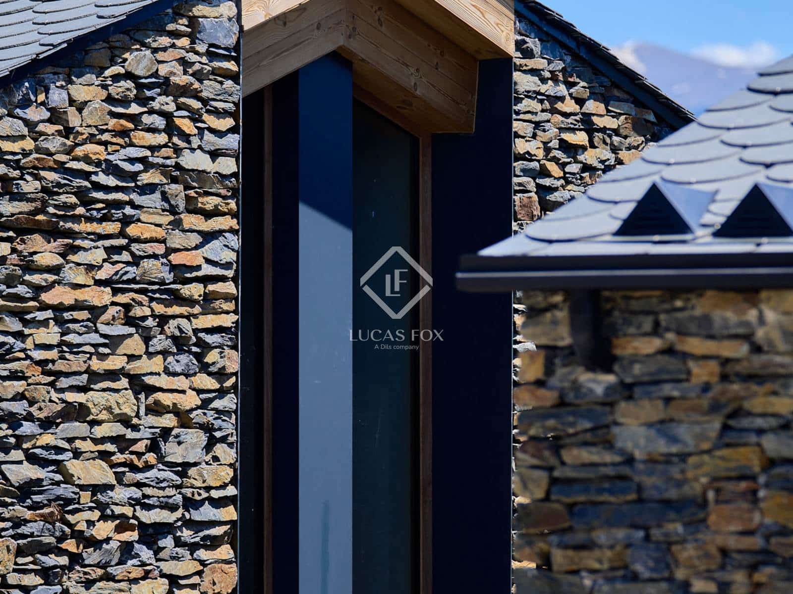 4 soveværelse Villa til salg i Isovol med garage - € 815.000 (Ref: 9172461)