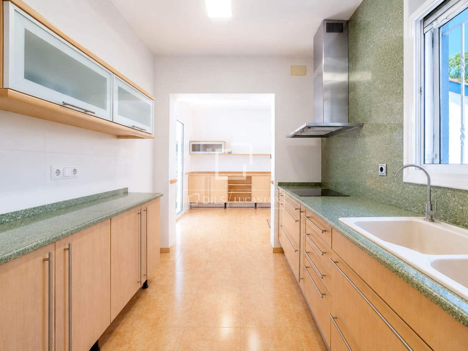 5 bedroom Villa for sale in Sitges with pool garage - € 1,295,000 (Ref: 9175452)