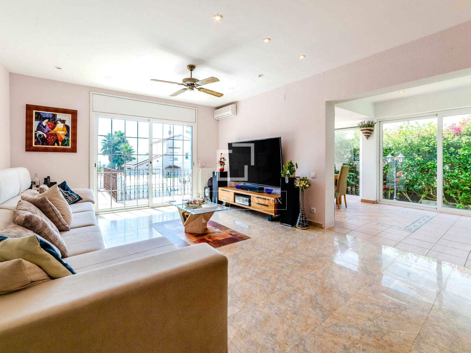 5 bedroom Villa for sale in Sitges with pool garage - € 1,295,000 (Ref: 9175452)
