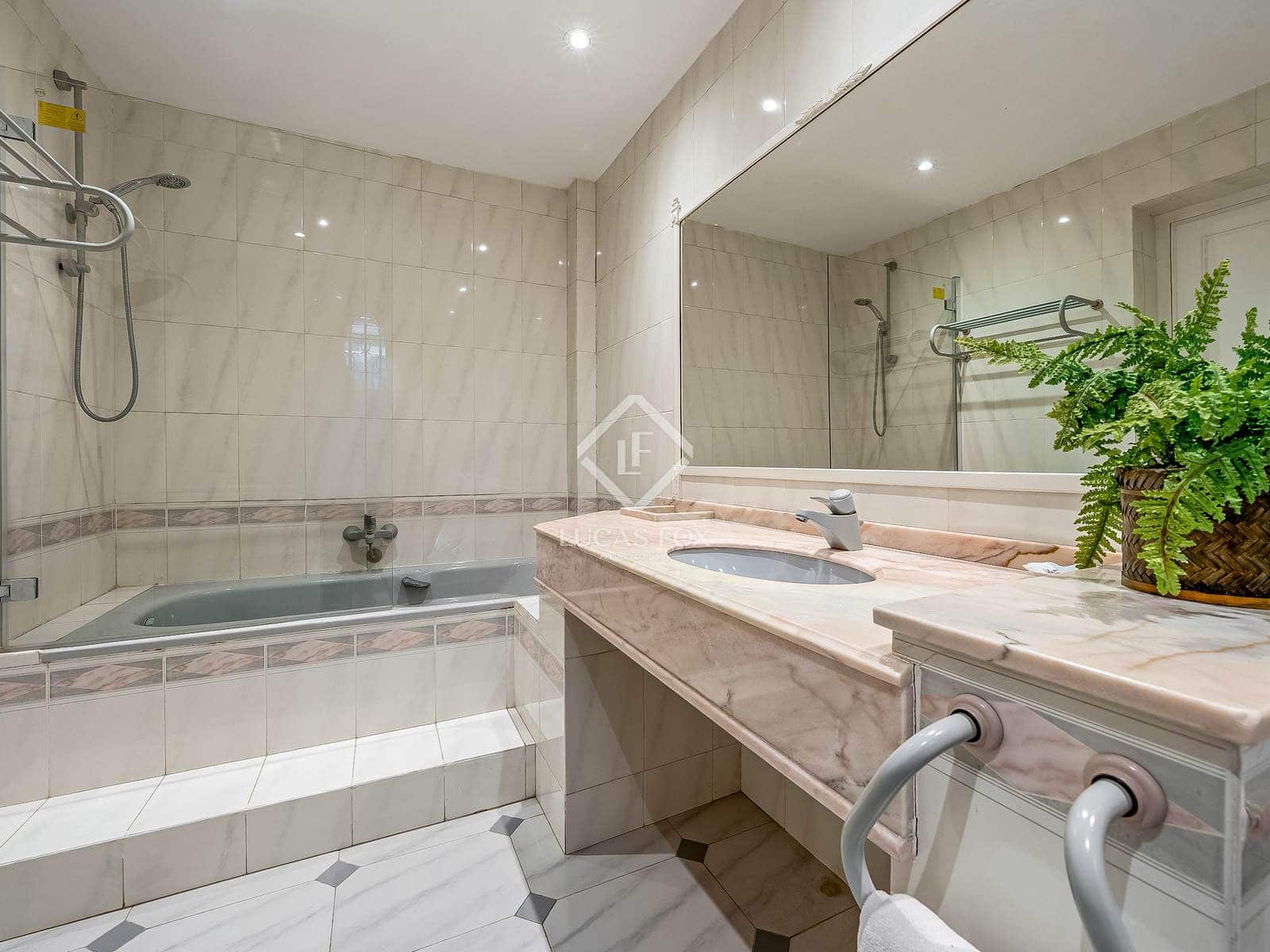 6 soverom Villa til salgs i Salou med svømmebasseng garasje - € 1 400 000 (Ref: 9186119)