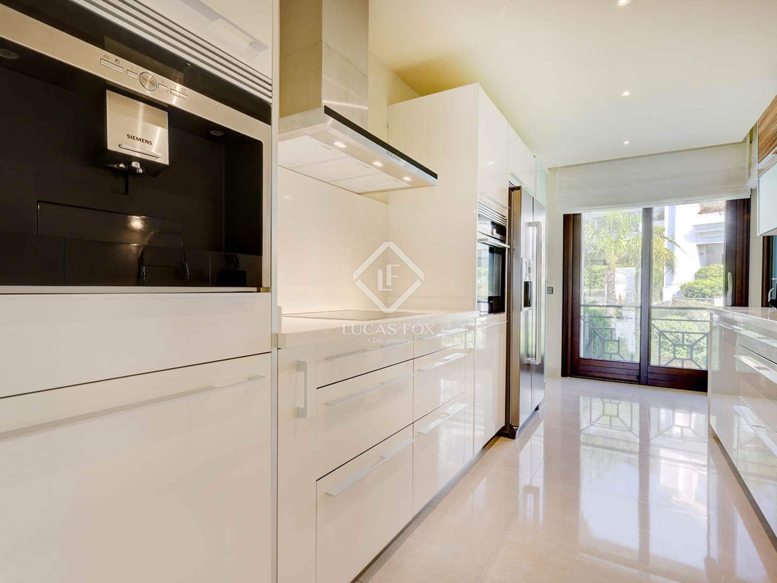 2 chambre Appartement à vendre à Estepona avec piscine garage - 2 100 000 € (Ref: 9191588)