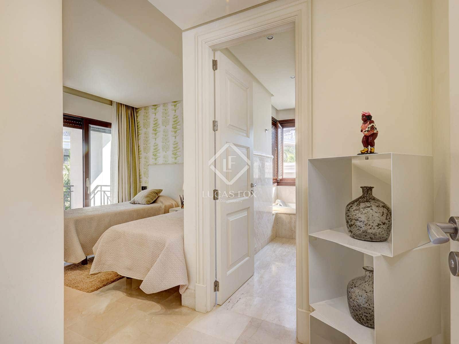 2 chambre Appartement à vendre à Estepona avec piscine garage - 2 100 000 € (Ref: 9191588)