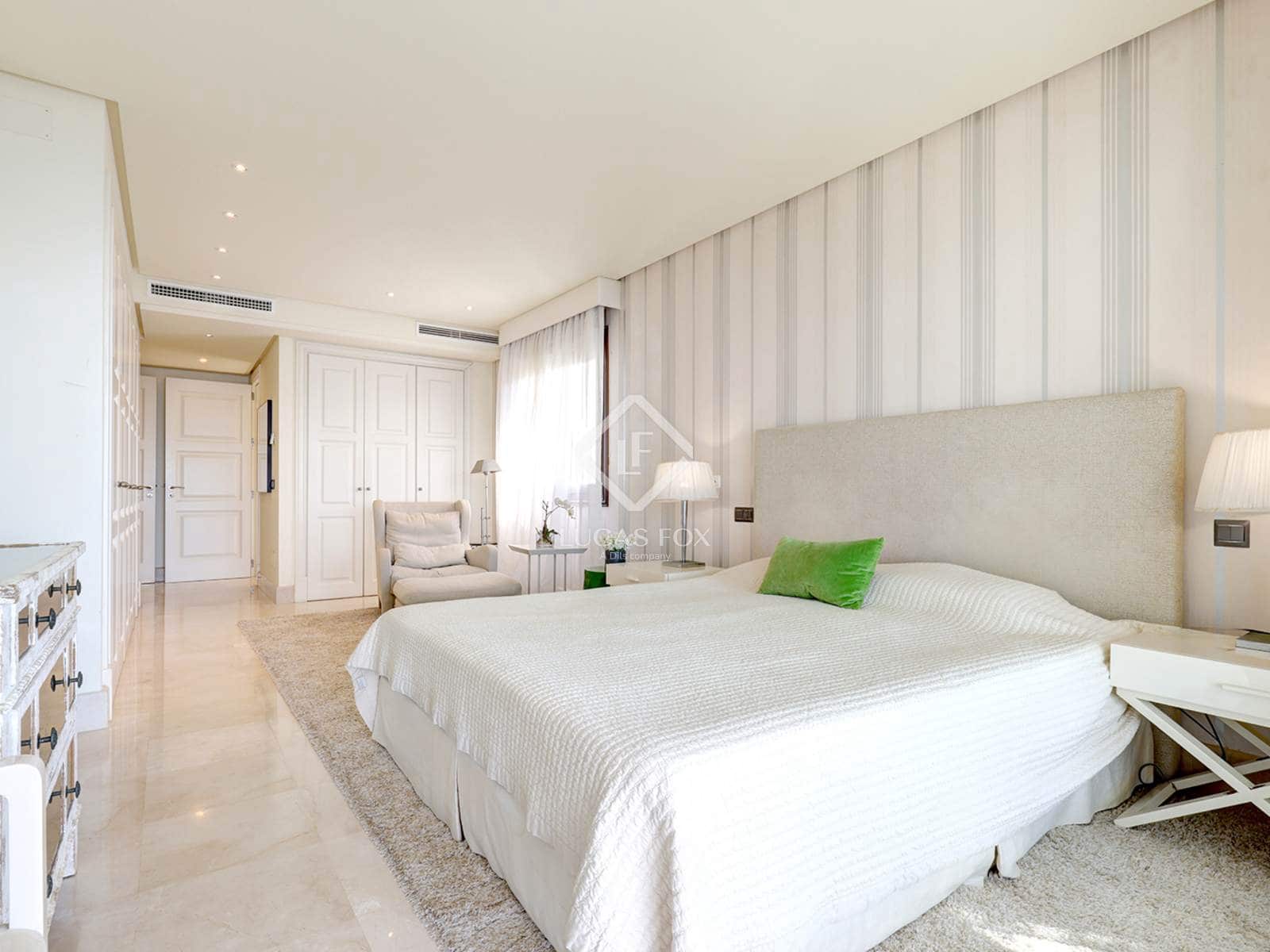 2 chambre Appartement à vendre à Estepona avec piscine garage - 2 100 000 € (Ref: 9191588)