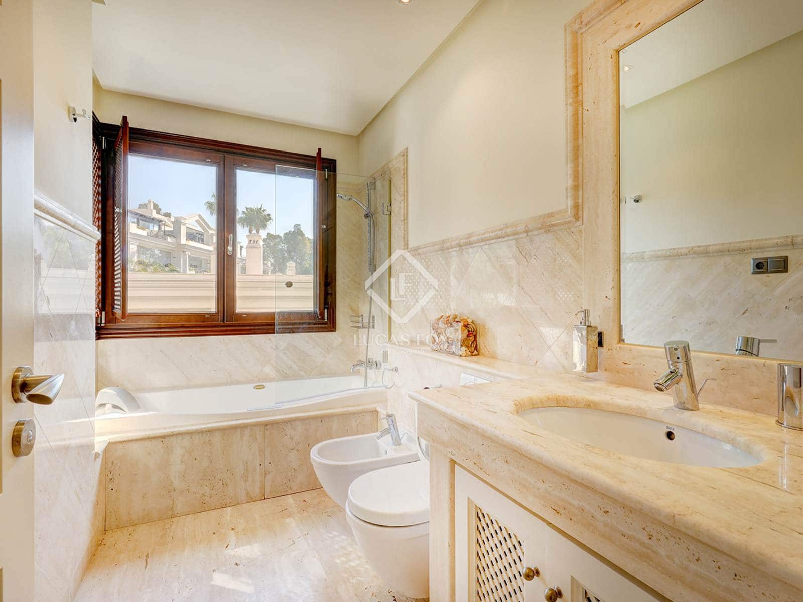 2 chambre Appartement à vendre à Estepona avec piscine garage - 2 100 000 € (Ref: 9191588)