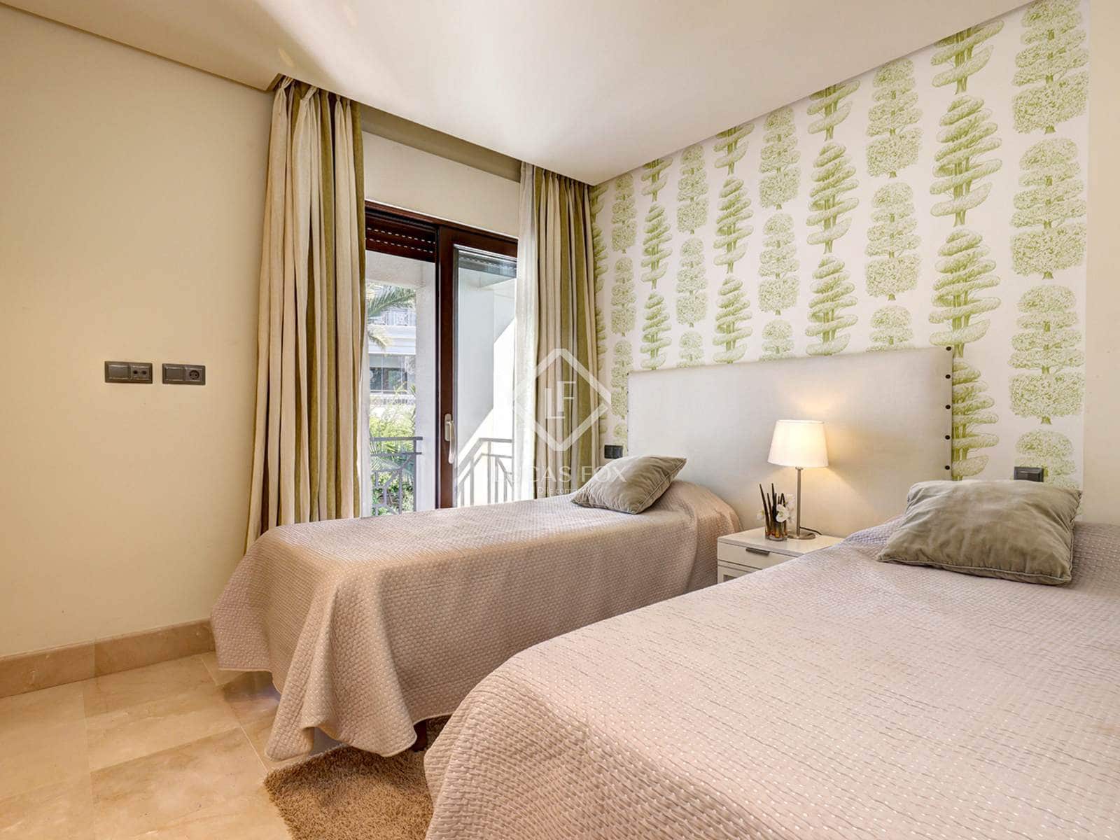 2 chambre Appartement à vendre à Estepona avec piscine garage - 2 100 000 € (Ref: 9191588)