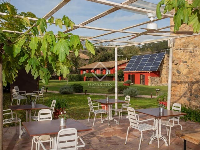 11 bedroom Commercial for sale in Cabanelles with pool garage - € 1,590,000 (Ref: 9193278)