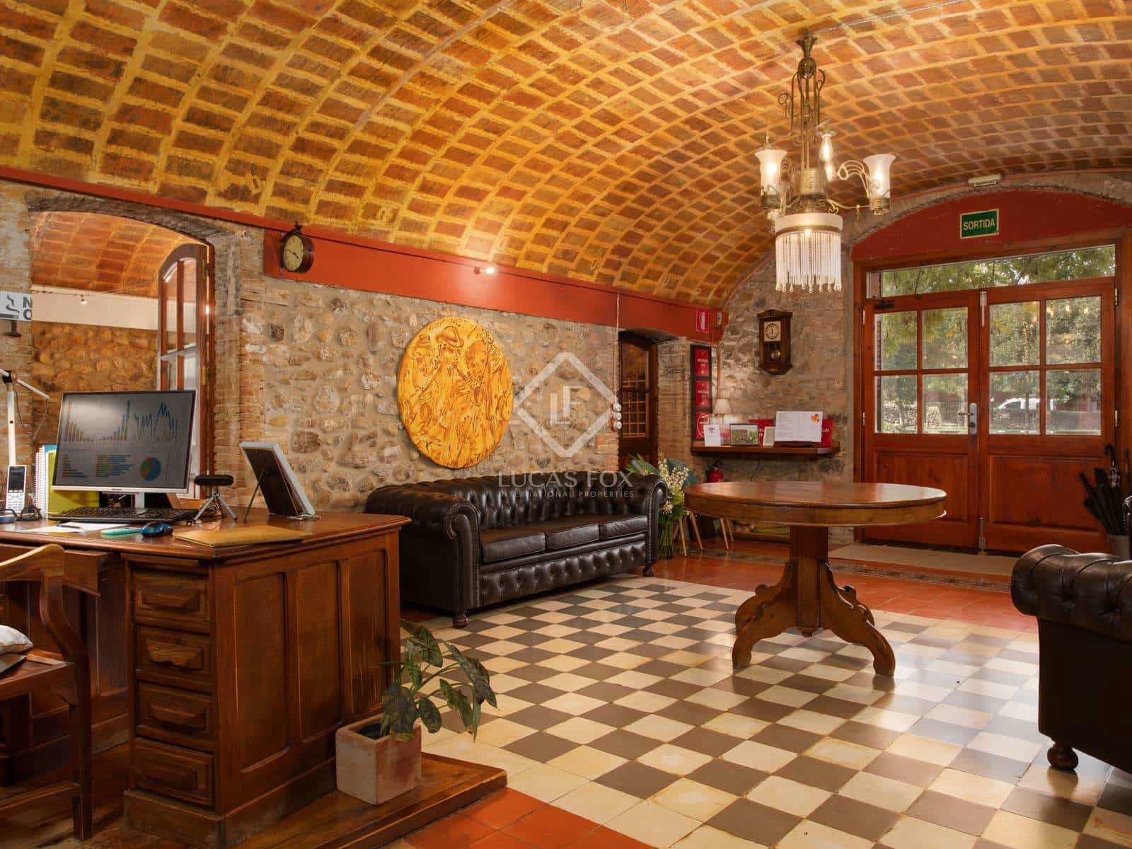 11 soveværelse Erhverv til salg i Cabanelles med swimmingpool garage - € 1.590.000 (Ref: 9193278)