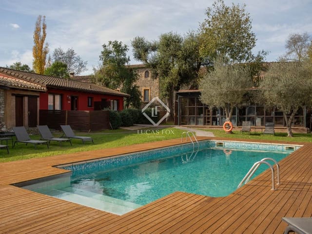 11 bedroom Commercial for sale in Cabanelles with pool garage - € 1,590,000 (Ref: 9193278)