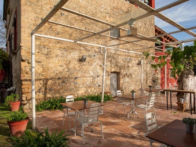 11 bedroom Commercial for sale in Cabanelles with pool garage - € 1,590,000 (Ref: 9193278)